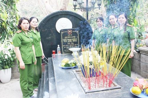 Đại diện Hội Phụ nữ, Công đoàn viếng mộ Chị Võ Thị Sáu